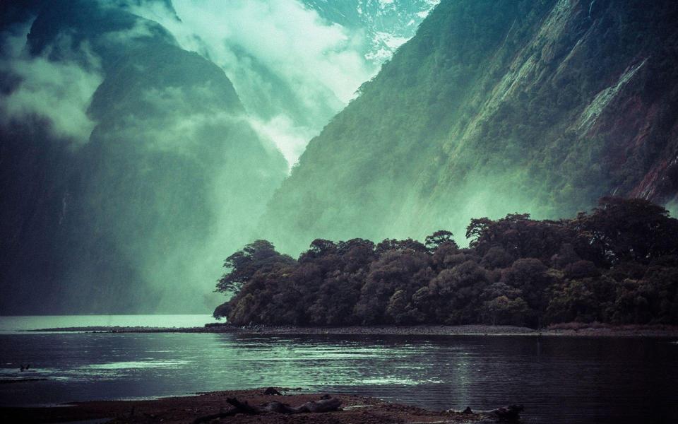 高清云雾山水风景桌面壁纸