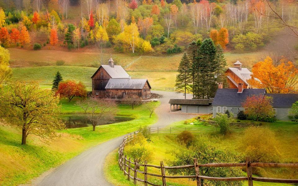 秋天美丽的村庄风景桌面壁纸