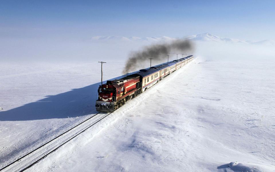 雪地里行驶的火车图片电脑壁纸