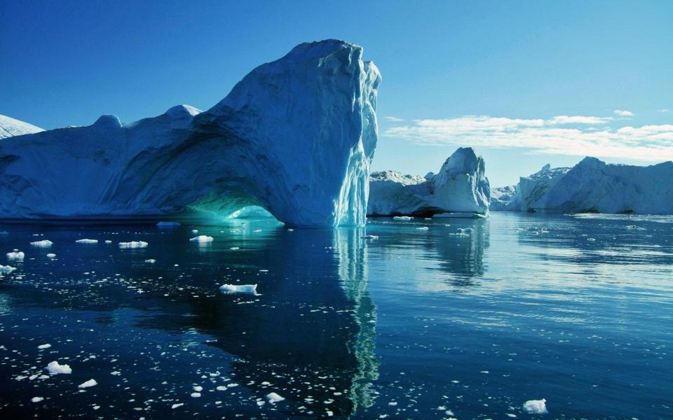 海面上漂浮的冰山高清唯美桌面壁纸