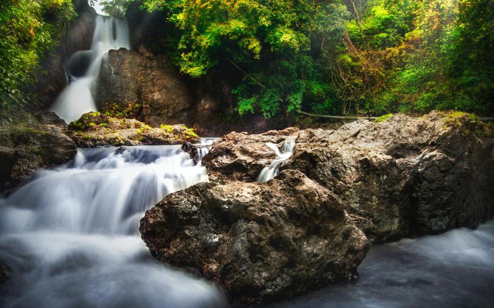 高清山间溪流风景图片桌面壁纸