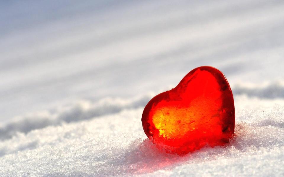 雪地上的红心红宝石非主流壁纸