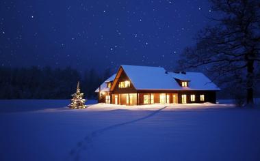 冬季夜晚繁星点点下的小屋雪景桌面壁纸