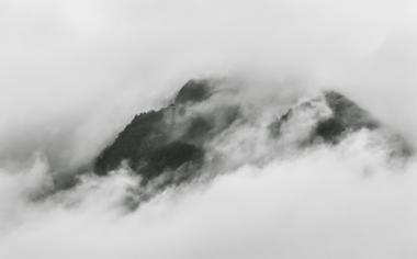 云霧繚繞的山峰山脈高清桌面壁紙