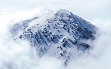 云霧繚繞的雪山自然風景壁紙