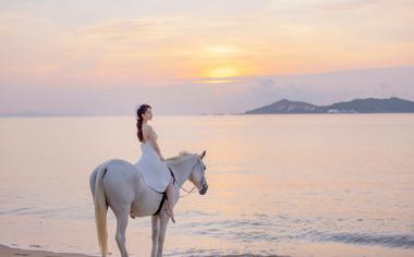 海邊騎馬的女孩劉奕寧寫真美女壁紙