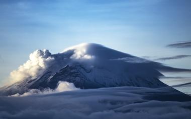火山山顶云雾风景壁纸图片