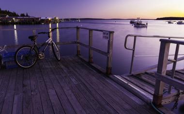 海湾码头上的单车高清风景桌面壁纸