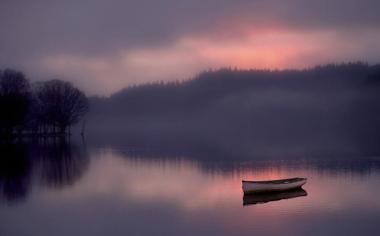 黎明时分湖面上小船唯美意境桌面壁纸