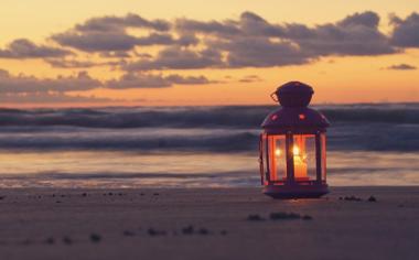 海边沙滩上美丽的航海灯唯美壁纸