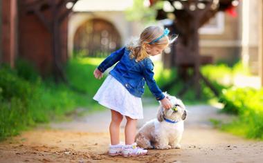 可爱的小女孩和狗狗儿童摄影高清壁纸