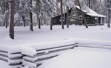 树林中小屋雪景高清桌面壁纸