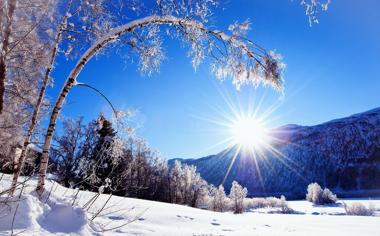 藍天陽光冬季雪景桌面壁紙