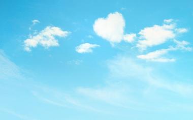 爱心云朵蓝天背景桌面壁纸