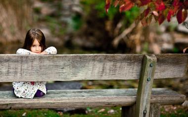 长椅上的小女孩可爱儿童壁纸