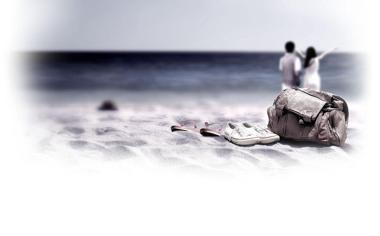 海边看海的情侣桌面壁纸