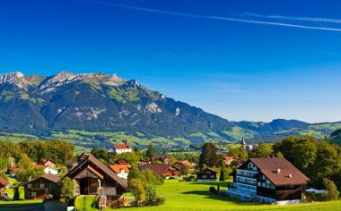 阿尔卑斯山下乡村小镇风景桌面壁纸