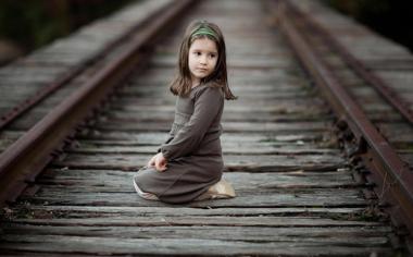 火车轨道可爱小女孩唯美意境桌面壁纸
