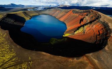 美丽的火山湖风景桌面壁纸