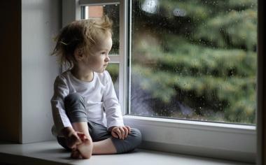 窗前看雨的小女孩可爱儿童壁纸