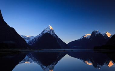 宁静美丽的湖水风景壁纸