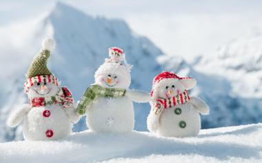 三个可爱的雪人高清壁纸桌面