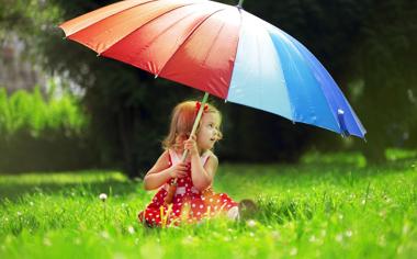 草坪打伞的小女孩可爱儿童壁纸