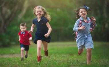草地上奔跑的孩子可爱儿童壁纸