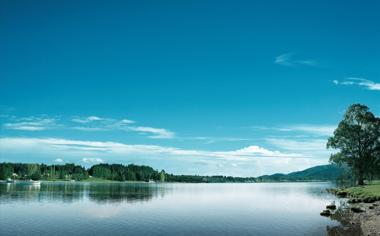 清爽的湖水自然风景桌面壁纸