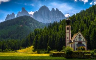 意大利山下教堂风景桌面壁纸
