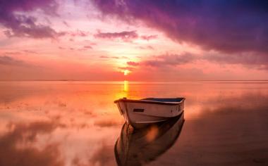 夕阳下水面上的小船高清图片壁纸