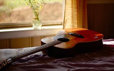 床上的吉他高清壁纸