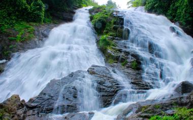 山涧流水瀑布图片高清风景桌面壁纸