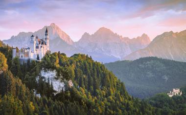 高山中历史悠久的城堡图片自然风景壁纸图片