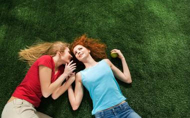 躺在草地上的欧美女孩图片