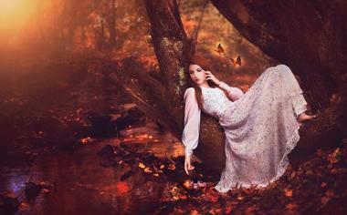 秋天森林里的美女壁纸