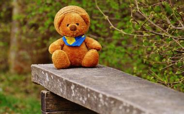 公園石椅上可愛的泰迪熊玩具圖片電腦桌面壁紙