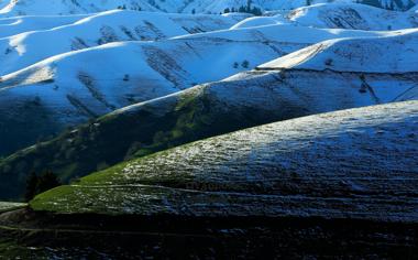 白雪覆盖的草原图片高清壁纸下载
