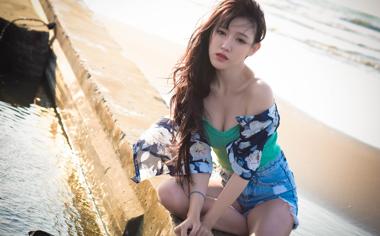 海边游玩的性感美女写真电脑桌面壁纸1